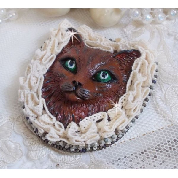 Masque Chat Rocky aux Yeux Verts tout en Fimo brod&eacute; avec un dentelle beige tr&egrave;s fine, des perles rondes nacr&eacute;es en Cristal de Swarovski, de la peinture et des rocailles