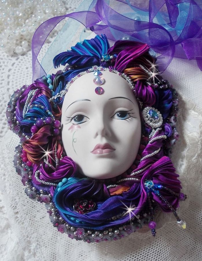 Masque vénitien L a Rêveuse de Venise brodé avec un ruban de Shibori très riche en couleurs des cristaux de Swarovski et des perles