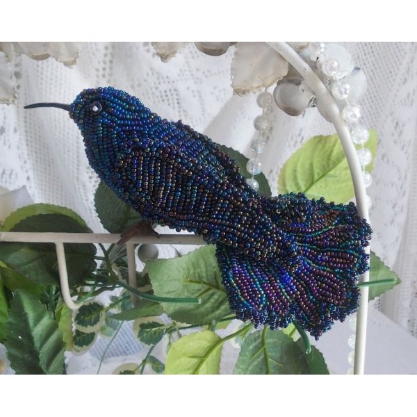 Oiseau Mon Colibri est cr&eacute;e enti&egrave;rement en perles de rocailles, porcelaine et tissu