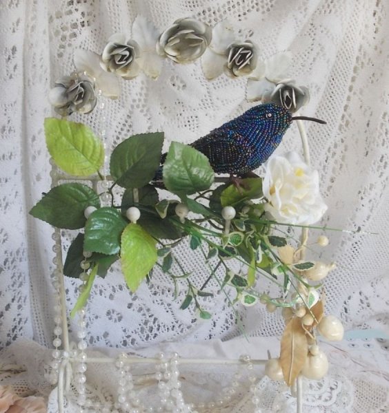 Oiseau Mon Colibri est cr&eacute;e enti&egrave;rement en perles de rocailles, porcelaine et tissu