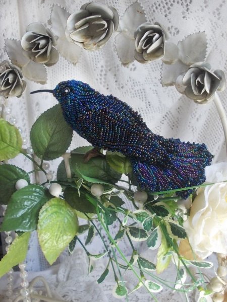 Oiseau Mon Colibri est cr&eacute;e enti&egrave;rement en perles de rocailles, porcelaine et tissu