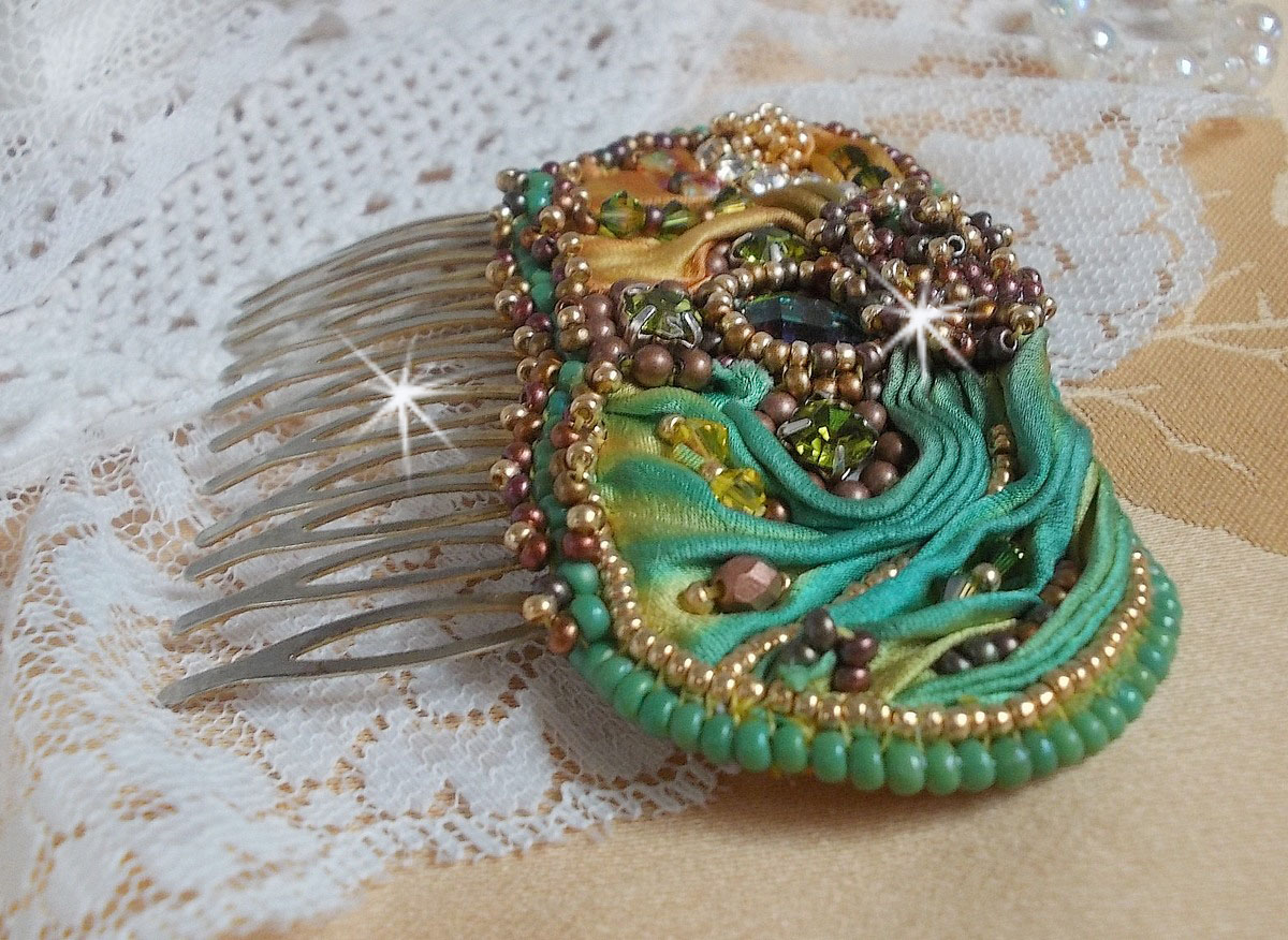 Pettine a luna veneziano ricamato con nastro di seta, cristalli Swarovski, perline magiche e perline di seme