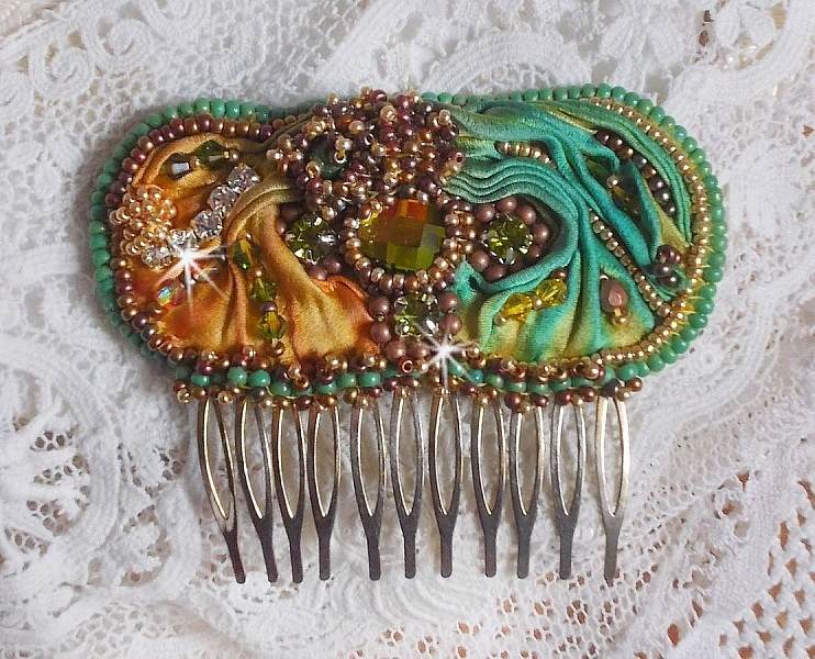 Pettine a luna veneziano ricamato con nastro di seta, cristalli Swarovski, perline magiche e perline di seme