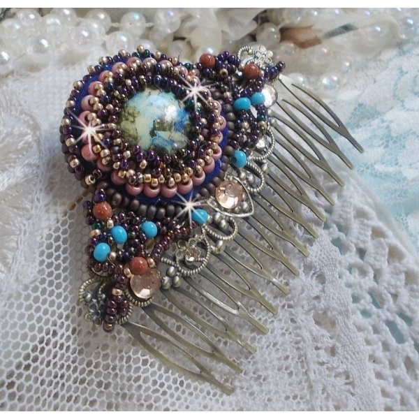 Pettine per capelli Bonjour Paris ricamato con un cabochon in resina, pietre preziose (pietra d'oro o pietra del sole), perline rotonde e perline a seme