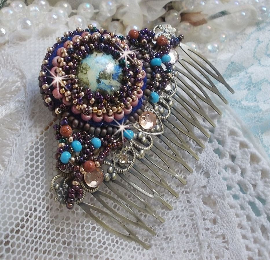Pettine per capelli Bonjour Paris ricamato con un cabochon in resina, pietre preziose (pietra d'oro o pietra del sole), perline rotonde e perline a seme