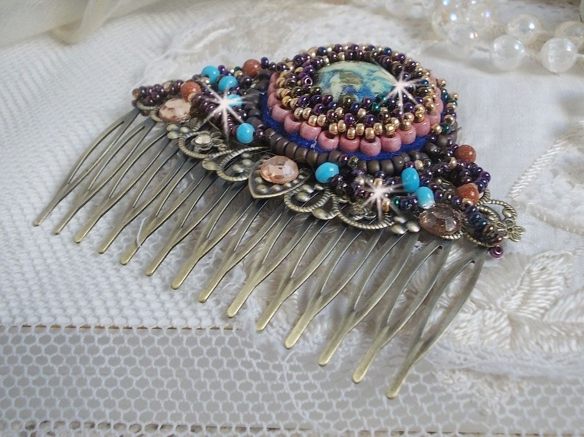 Pettine per capelli Bonjour Paris ricamato con un cabochon in resina, pietre preziose (pietra d'oro o pietra del sole), perline rotonde e perline a seme