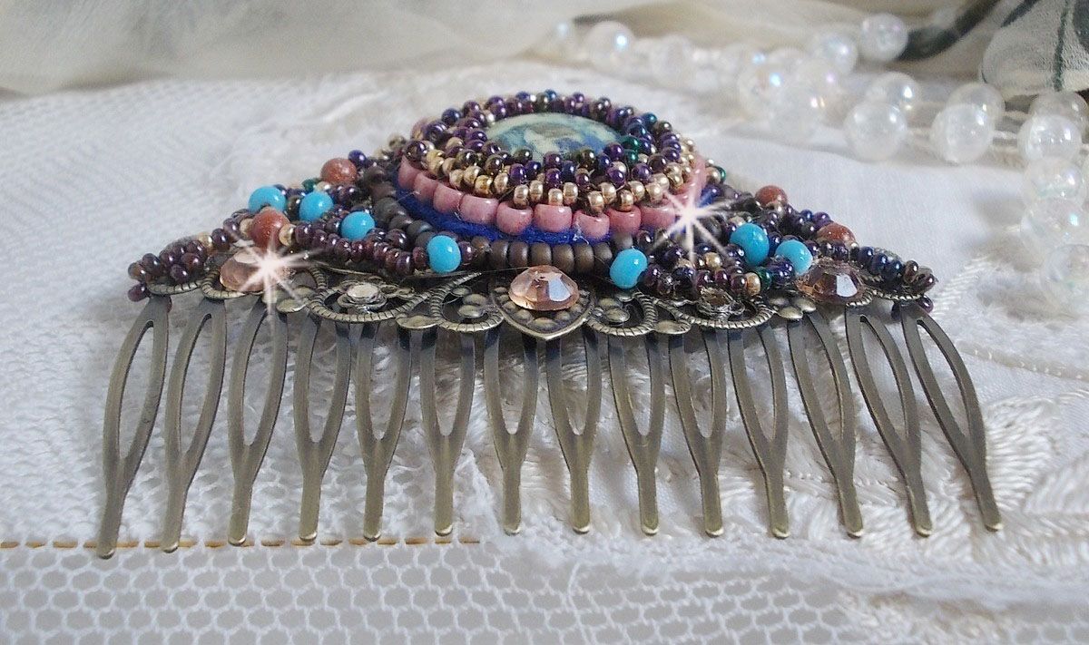 Pettine per capelli Bonjour Paris ricamato con un cabochon in resina, pietre preziose (pietra d'oro o pietra del sole), perline rotonde e perline a seme