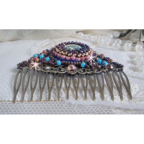 Pettine per capelli Bonjour Paris ricamato con un cabochon in resina, pietre preziose (pietra d'oro o pietra del sole), perline rotonde e perline a seme