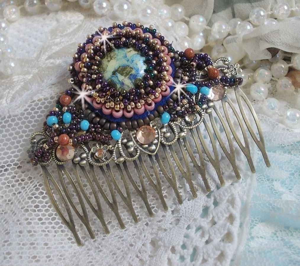 Pettine per capelli Bonjour Paris ricamato con un cabochon in resina, pietre preziose (pietra d'oro o pietra del sole), perline rotonde e perline a seme