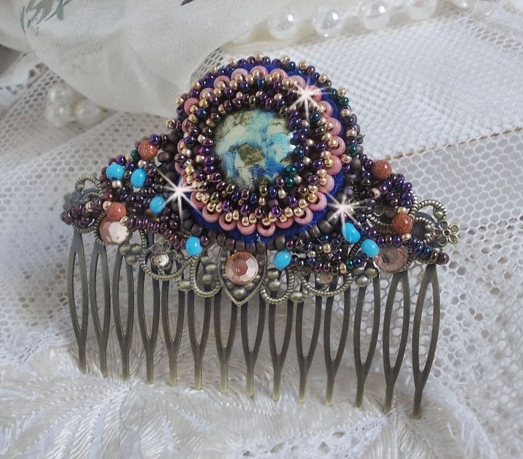 Pettine per capelli Bonjour Paris ricamato con un cabochon in resina, pietre preziose (pietra d'oro o pietra del sole), perline rotonde e perline a seme