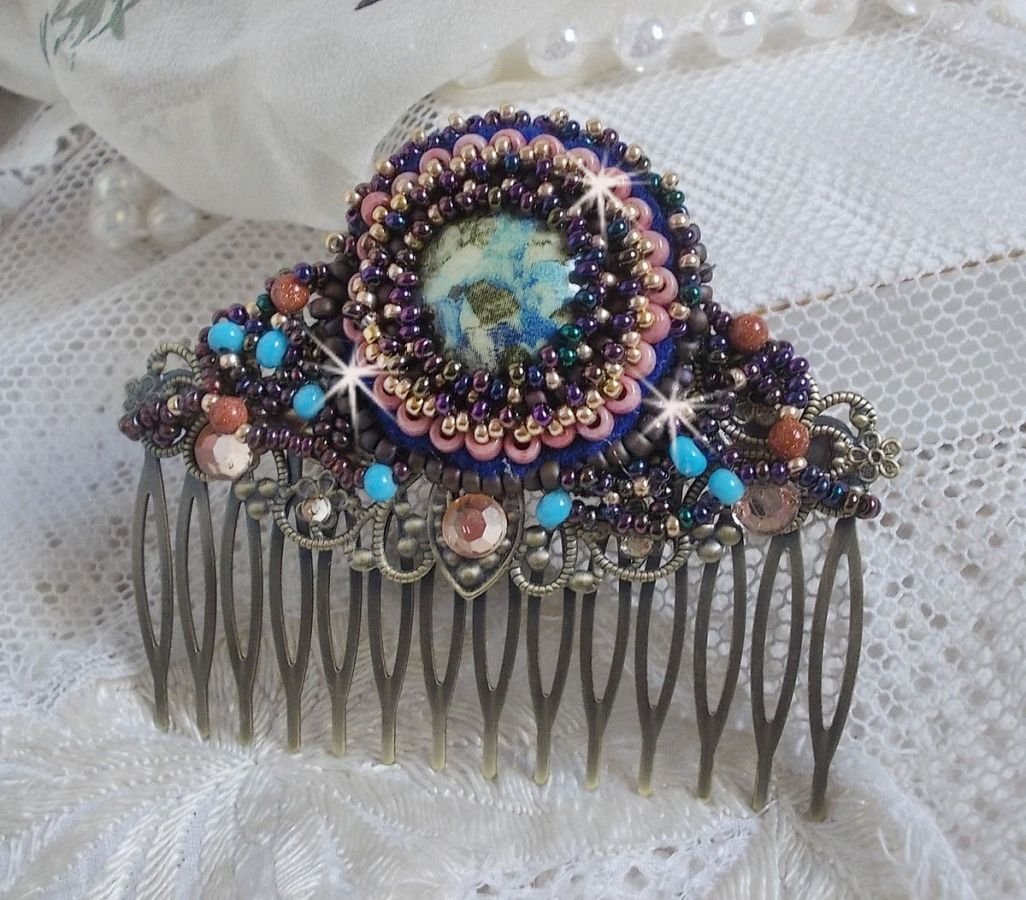 Pettine per capelli Bonjour Paris ricamato con un cabochon in resina, pietre preziose (pietra d'oro o pietra del sole), perline rotonde e perline a seme