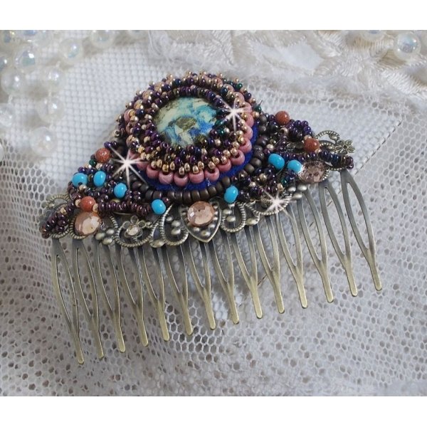 Pettine per capelli Bonjour Paris ricamato con un cabochon in resina, pietre preziose (pietra d'oro o pietra del sole), perline rotonde e perline a seme