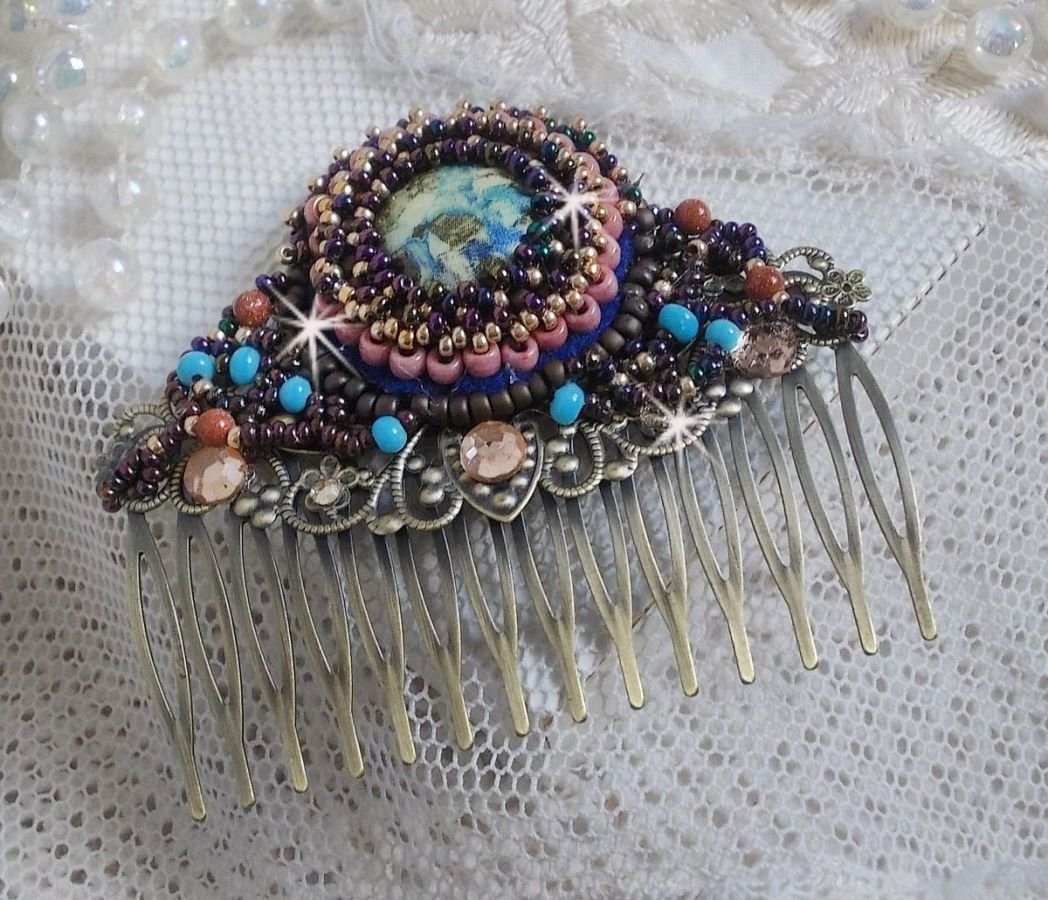 Pettine per capelli Bonjour Paris ricamato con un cabochon in resina, pietre preziose (pietra d'oro o pietra del sole), perline rotonde e perline a seme