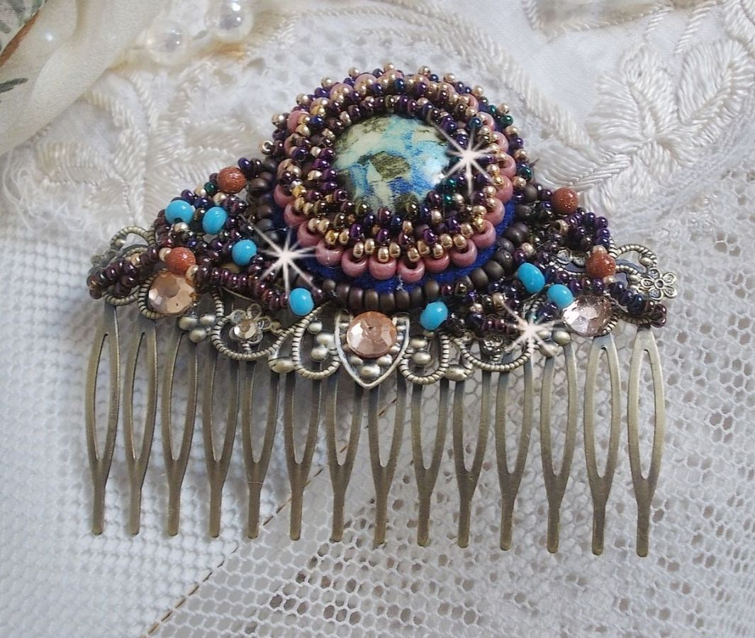 Pettine per capelli Bonjour Paris ricamato con un cabochon in resina, pietre preziose (pietra d'oro o pietra del sole), perline rotonde e perline a seme