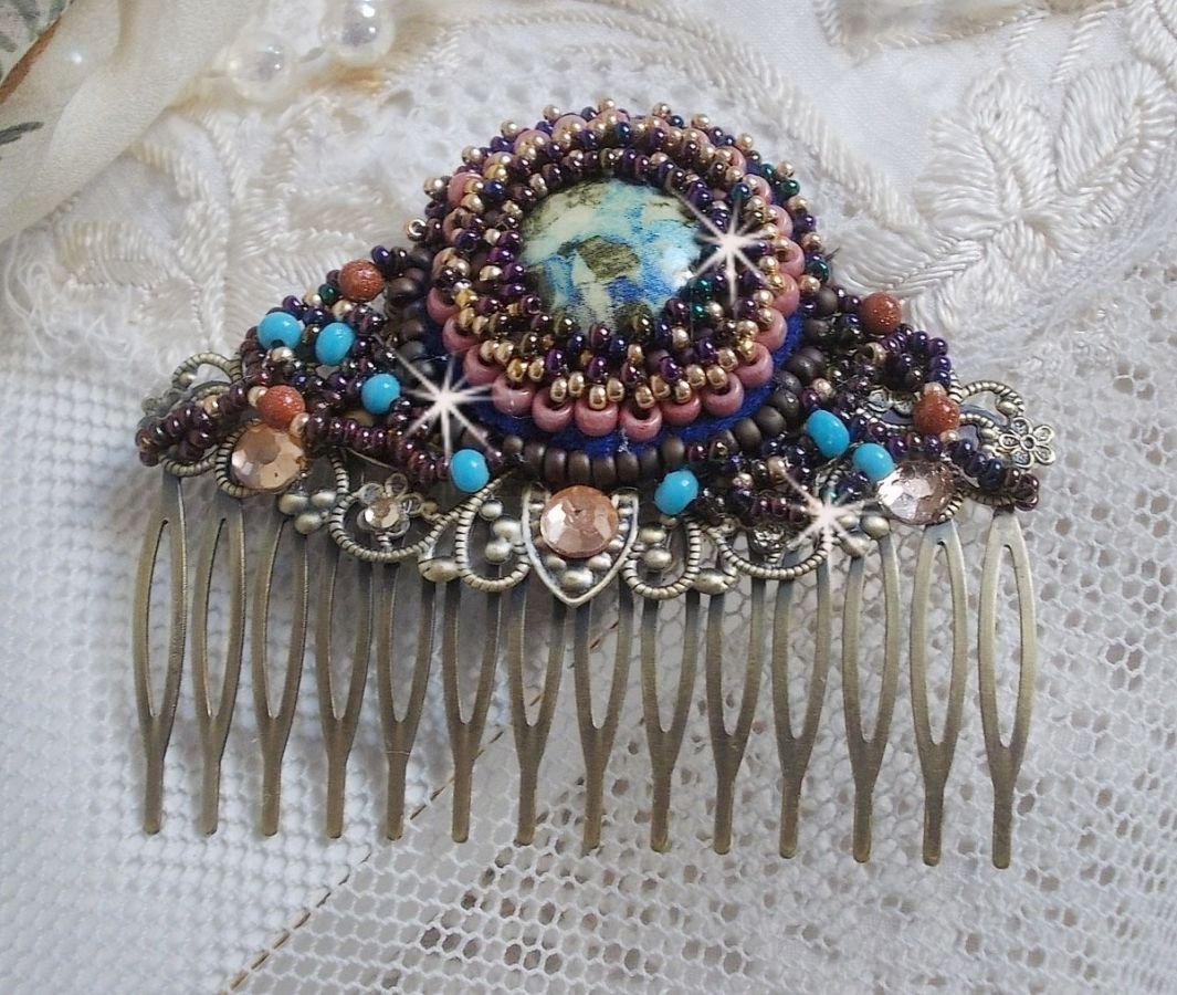 Pettine per capelli Bonjour Paris ricamato con un cabochon in resina, pietre preziose (pietra d'oro o pietra del sole), perline rotonde e perline a seme