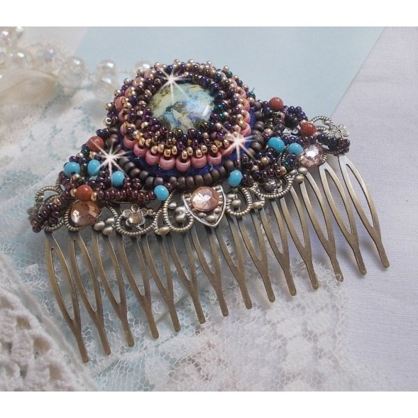 Pettine per capelli Bonjour Paris ricamato con un cabochon in resina, pietre preziose (pietra d'oro o pietra del sole), perline rotonde e perline a seme