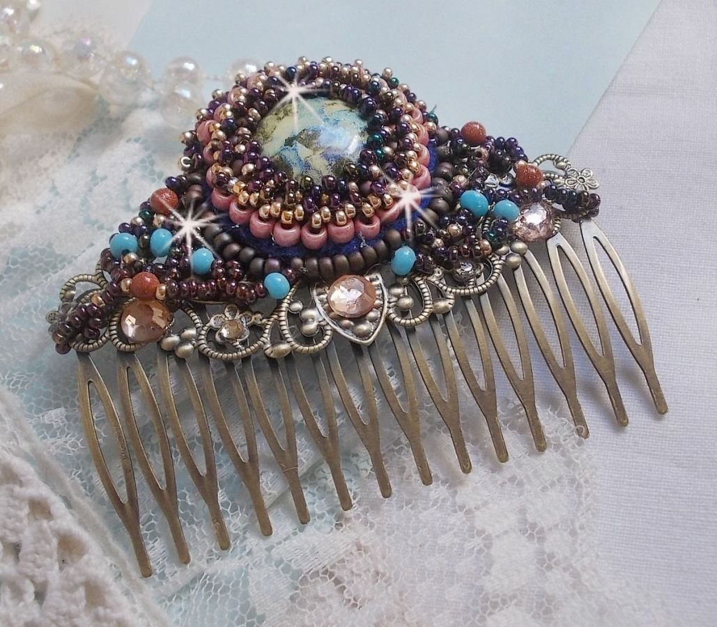 Pettine per capelli Bonjour Paris ricamato con un cabochon in resina, pietre preziose (pietra d'oro o pietra del sole), perline rotonde e perline a seme