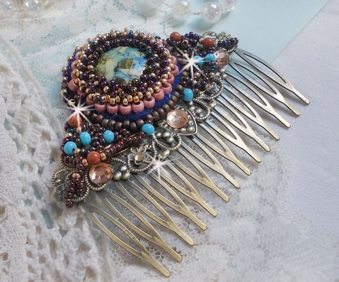 Pettine per capelli Bonjour Paris ricamato con un cabochon in resina, pietre preziose (pietra d'oro o pietra del sole), perline rotonde e perline a seme