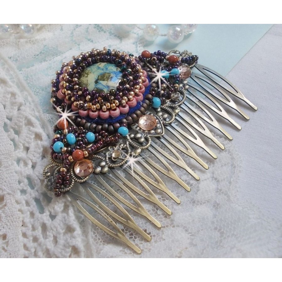 Pettine per capelli Bonjour Paris ricamato con un cabochon in resina, pietre preziose (pietra d'oro o pietra del sole), perline rotonde e perline a seme