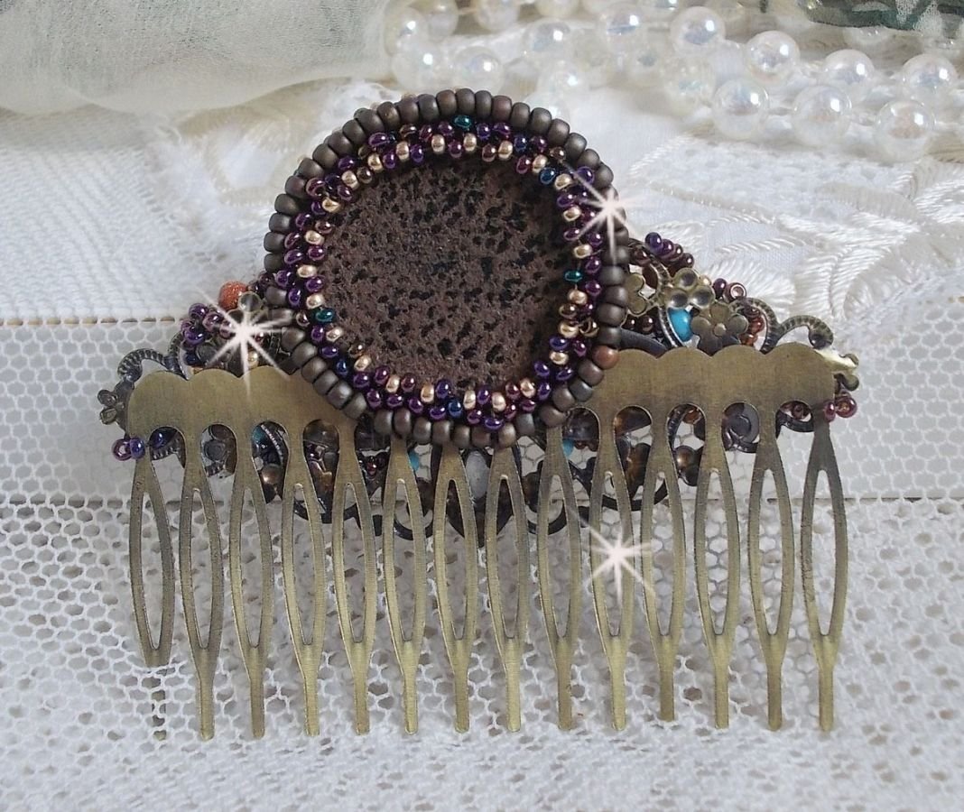 Pettine per capelli Bonjour Paris ricamato con un cabochon in resina, pietre preziose (pietra d'oro o pietra del sole), perline rotonde e perline a seme