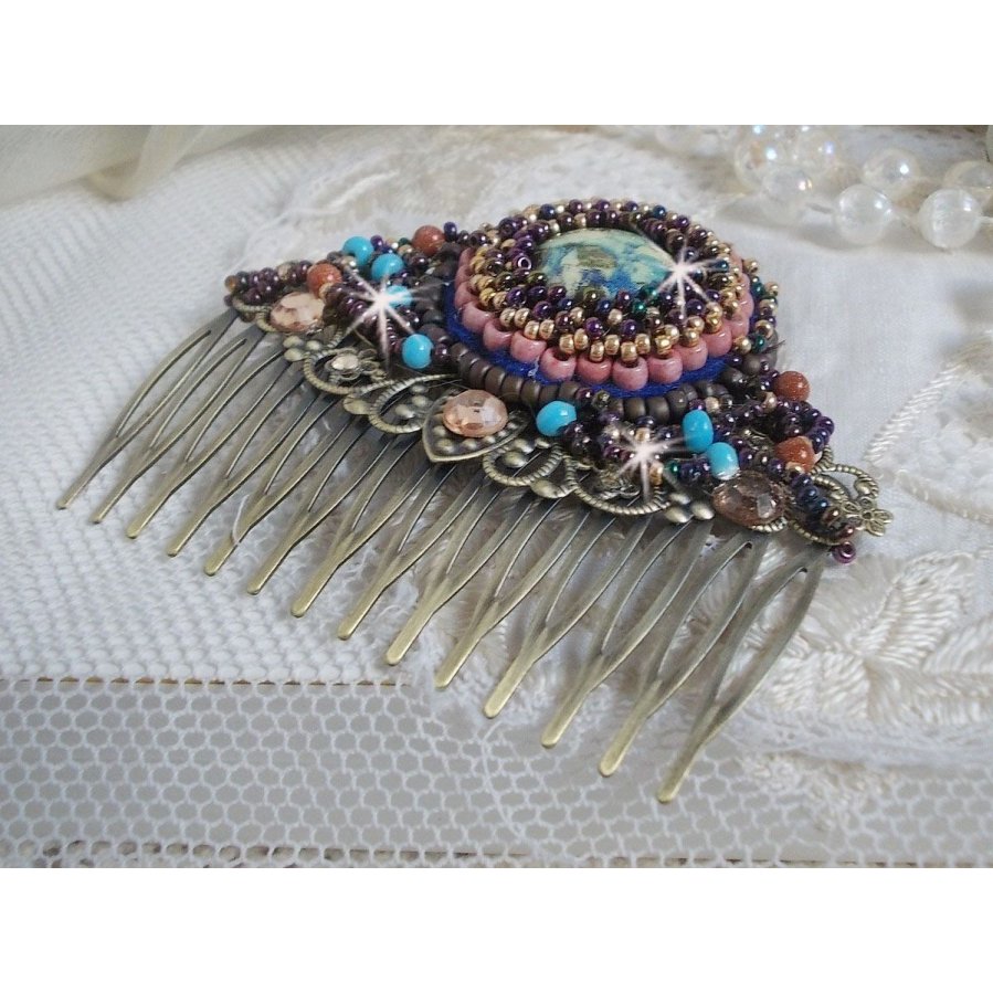Pettine per capelli Bonjour Paris ricamato con un cabochon in resina, pietre preziose (pietra d'oro o pietra del sole), perline rotonde e perline a seme
