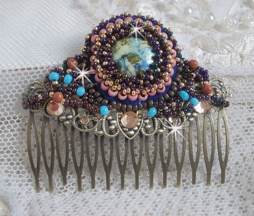 Pettine per capelli Bonjour Paris ricamato con un cabochon in resina, pietre preziose (pietra d'oro o pietra del sole), perline rotonde e perline a seme