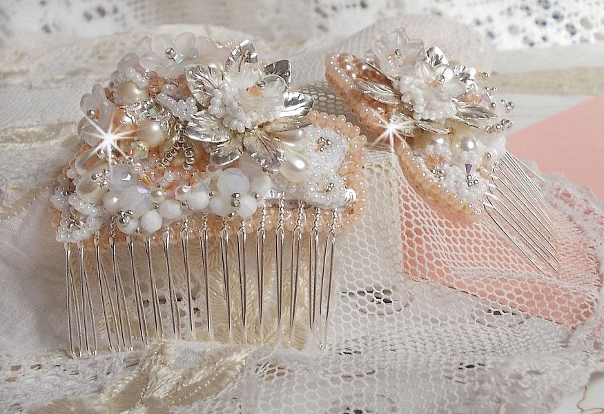 Pettine per capelli Bouquet d'un Jour (set di 2) ricamato con cristalli, fiori di lucite bianca, ciondoli a forma di foglia d'argento, perline varie e perline di seme