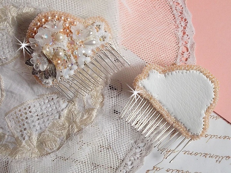 Pettine per capelli Bouquet d'un Jour (set di 2) ricamato con cristalli, fiori di lucite bianca, ciondoli a forma di foglia d'argento, perline varie e perline di seme