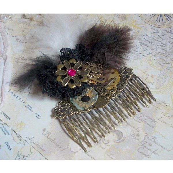 Pettine per capelli Curiosity Time creato con pizzo nero, vari accessori, ciondoli d'oro, d'argento e di bronzo con piume nere, marroni e bianche