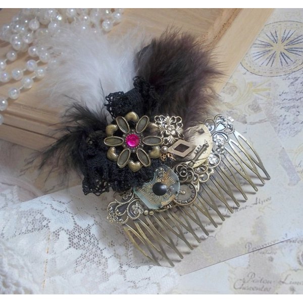 Pettine per capelli Curiosity Time creato con pizzo nero, vari accessori, ciondoli d'oro, d'argento e di bronzo con piume nere, marroni e bianche