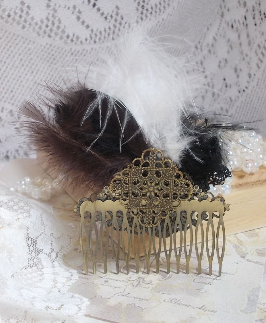 Pettine per capelli Curiosity Time creato con pizzo nero, vari accessori, ciondoli d'oro, d'argento e di bronzo con piume nere, marroni e bianche