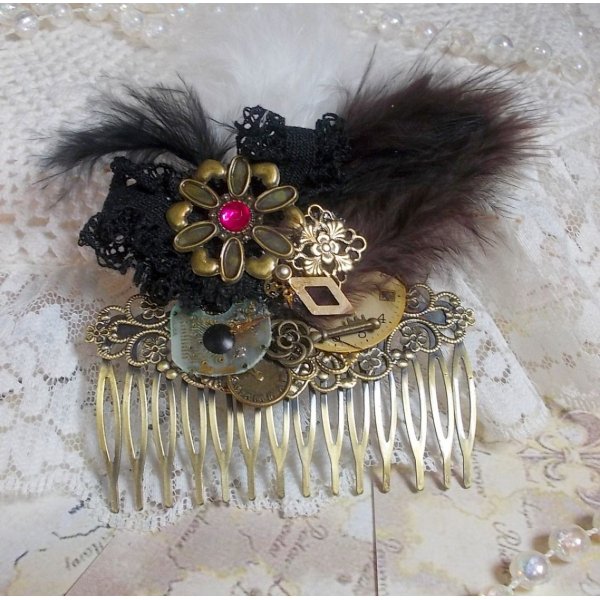 Pettine per capelli Curiosity Time creato con pizzo nero, vari accessori, ciondoli d'oro, d'argento e di bronzo con piume nere, marroni e bianche