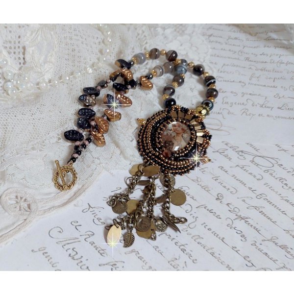 Collana Aube ricamata con un cammeo di ritratto di donna con fiori e perle di pietra preziosa