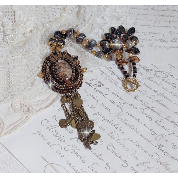 Collana Aube ricamata con un cammeo di ritratto di donna con fiori e perle di pietra preziosa