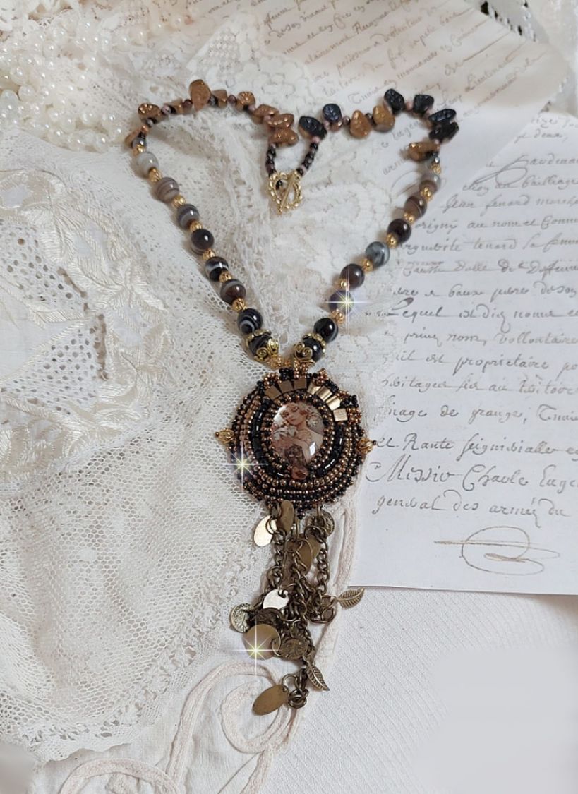 Collana Aube ricamata con un cammeo di ritratto di donna con fiori e perle di pietra preziosa