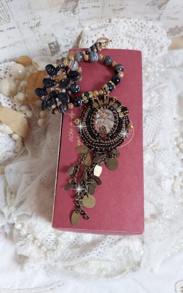 Collana Aube ricamata con un cammeo di ritratto di donna con fiori e perle di pietra preziosa