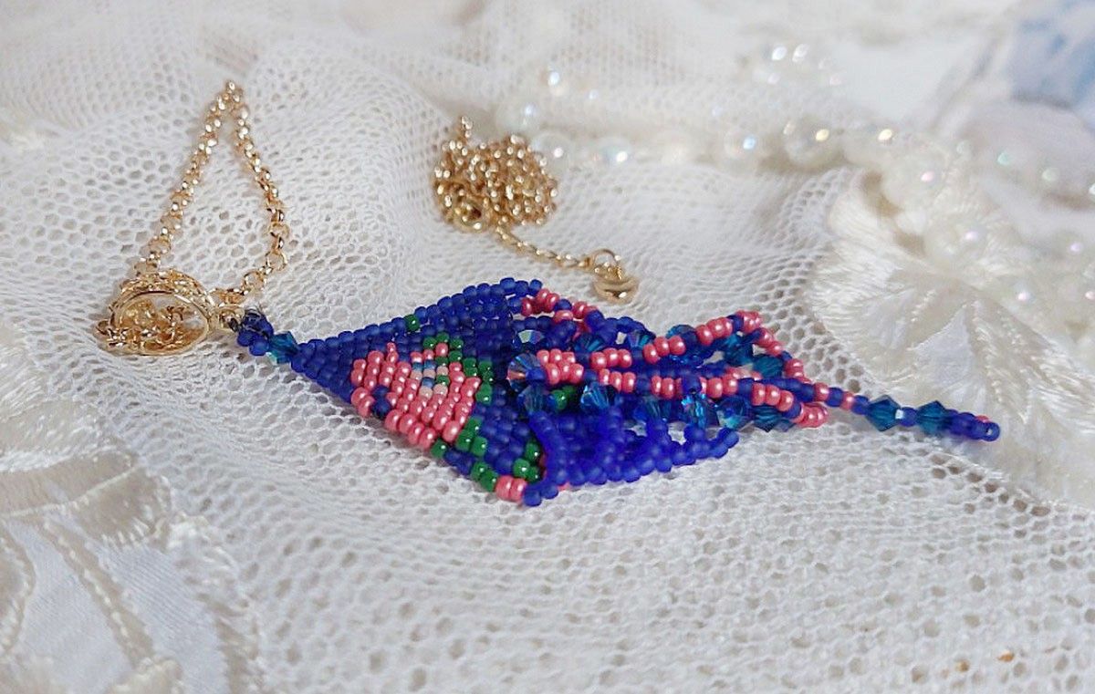 Ciondolo Bel'Nuit Bleue creato con perline giapponesi di alta qualità, cristalli Swarovski e accessori placcati oro