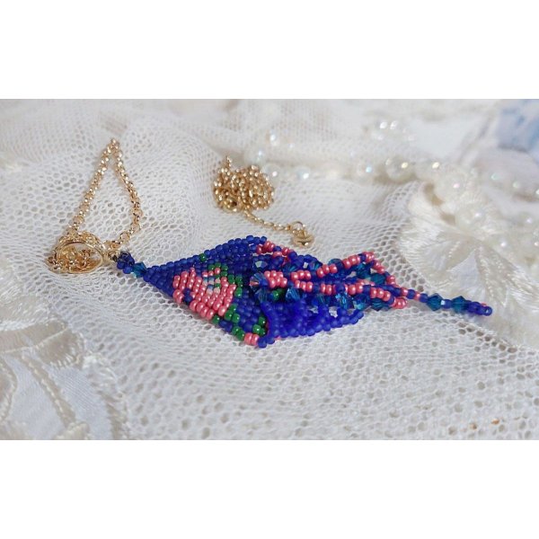 Ciondolo Bel'Nuit Bleue creato con perline giapponesi di alta qualità, cristalli Swarovski e accessori placcati oro