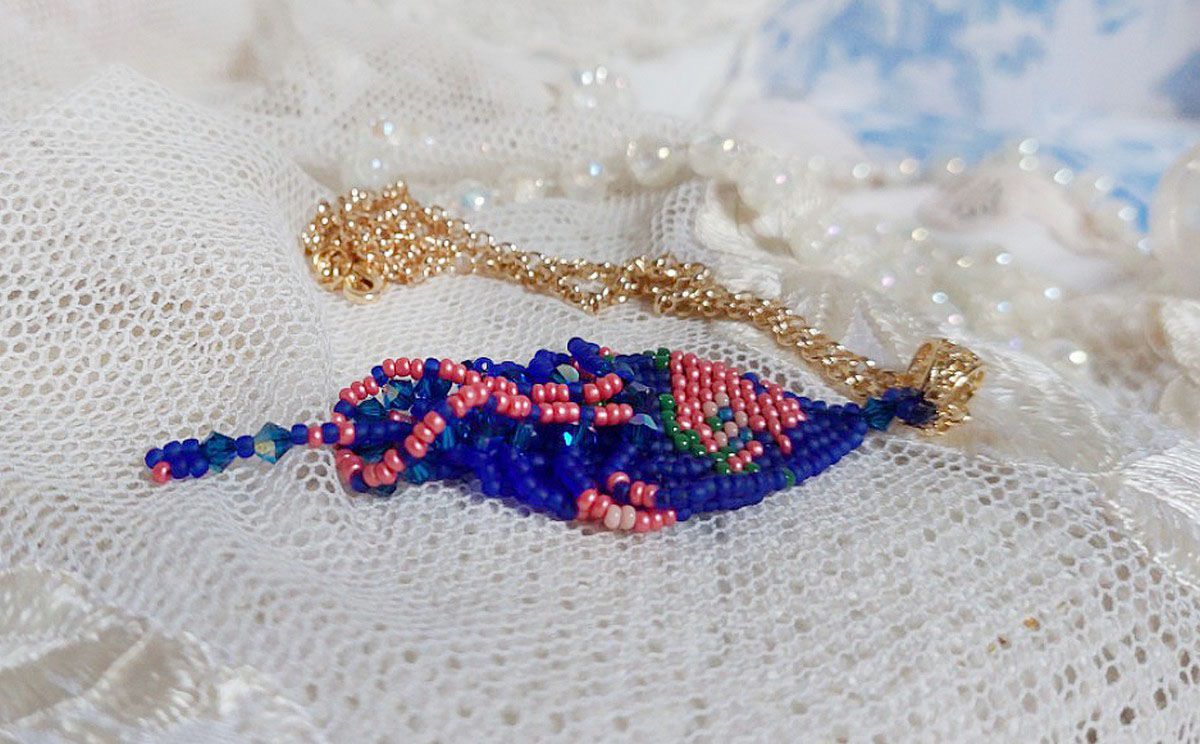 Ciondolo Bel'Nuit Bleue creato con perline giapponesi di alta qualità, cristalli Swarovski e accessori placcati oro