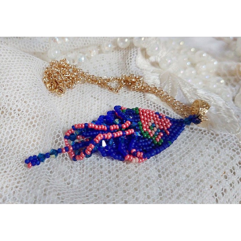 Ciondolo Bel'Nuit Bleue creato con perline giapponesi di alta qualità, cristalli Swarovski e accessori placcati oro