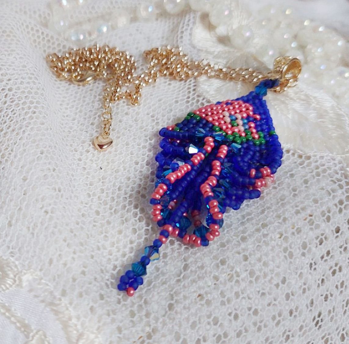 Ciondolo Bel'Nuit Bleue creato con perline giapponesi di alta qualità, cristalli Swarovski e accessori placcati oro