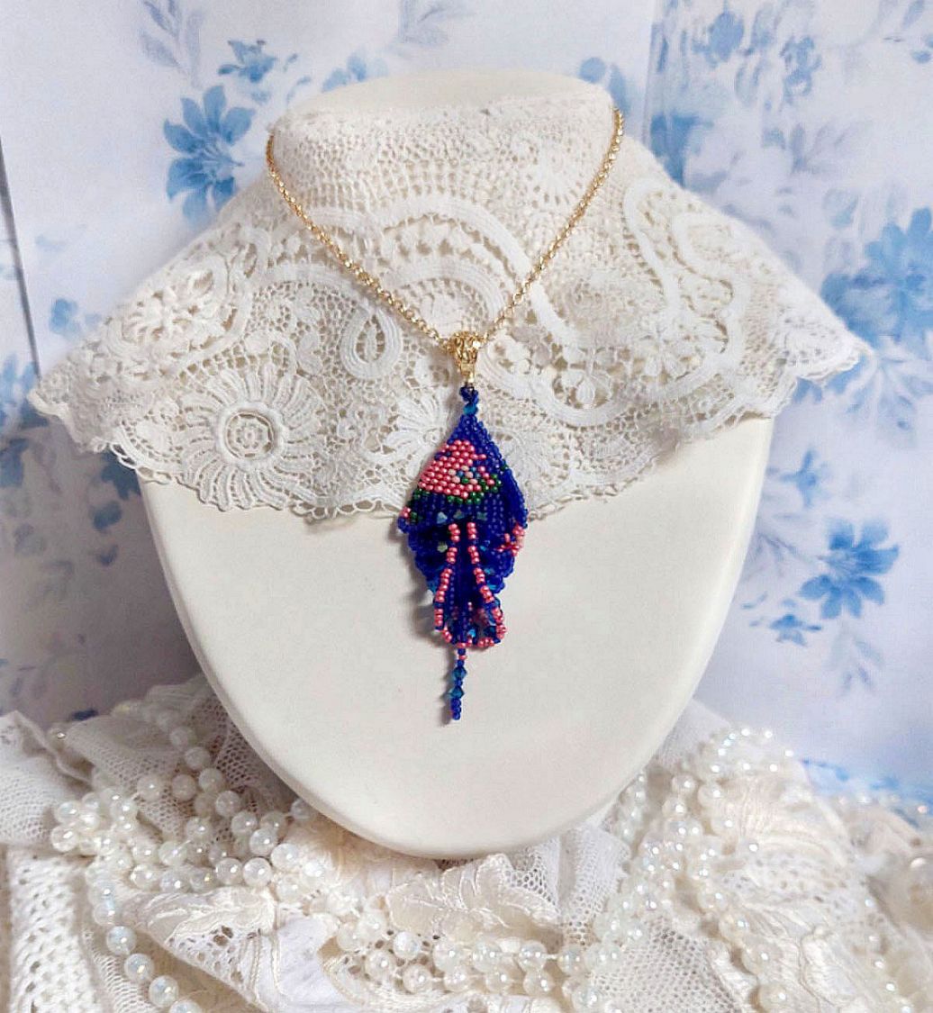 Ciondolo Bel'Nuit Bleue creato con perline giapponesi di alta qualità, cristalli Swarovski e accessori placcati oro