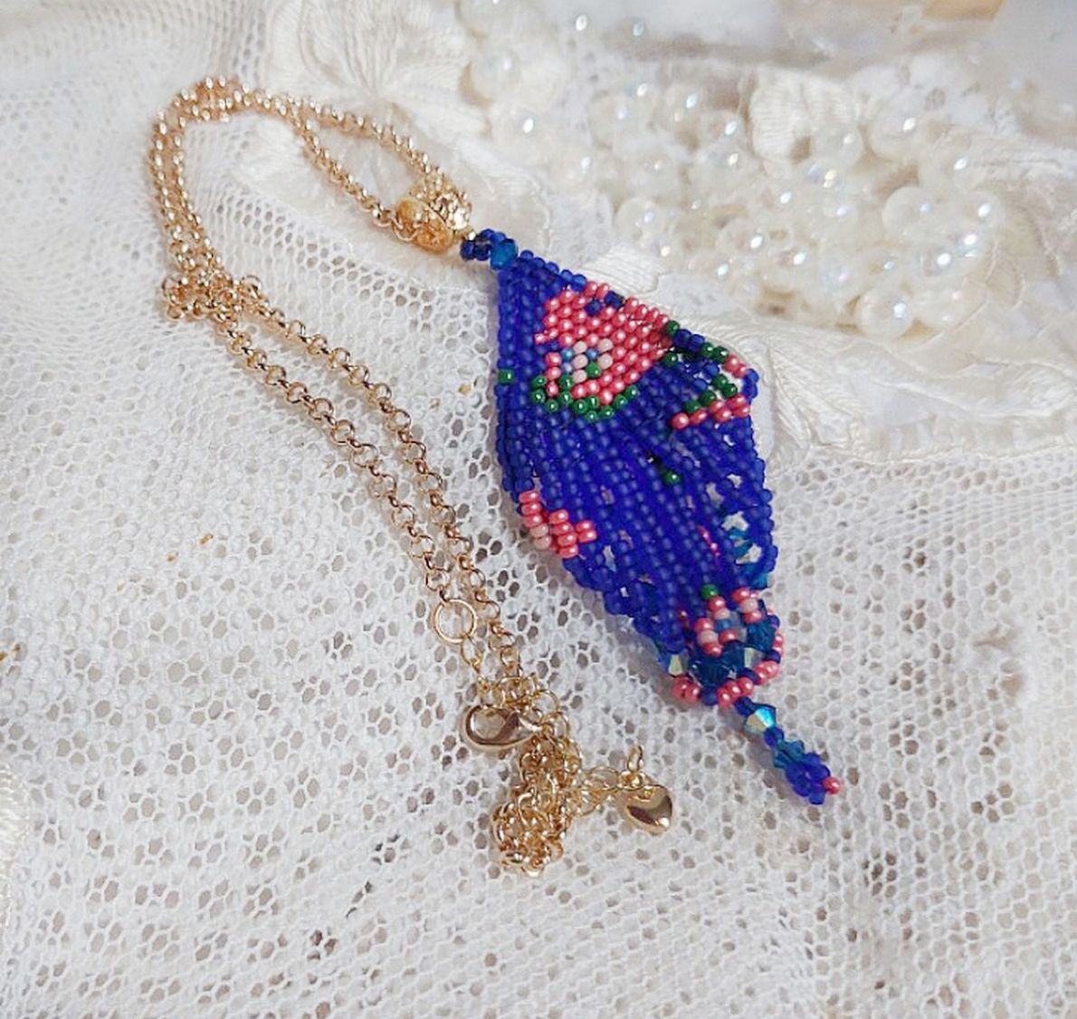 Ciondolo Bel'Nuit Bleue creato con perline giapponesi di alta qualità, cristalli Swarovski e accessori placcati oro