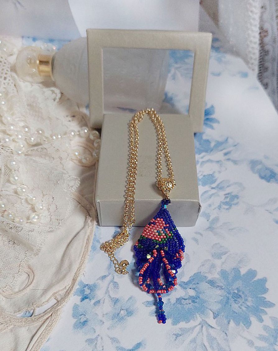 Ciondolo Bel'Nuit Bleue creato con perline giapponesi di alta qualità, cristalli Swarovski e accessori placcati oro