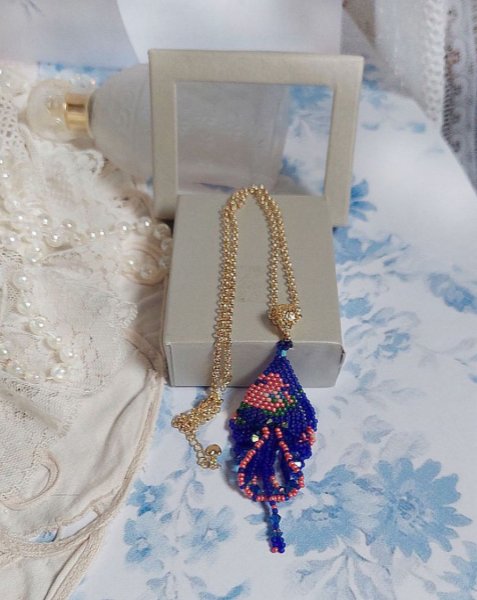 Ciondolo Bel'Nuit Bleue creato con perline giapponesi di alta qualit&agrave;, cristalli Swarovski e accessori placcati oro