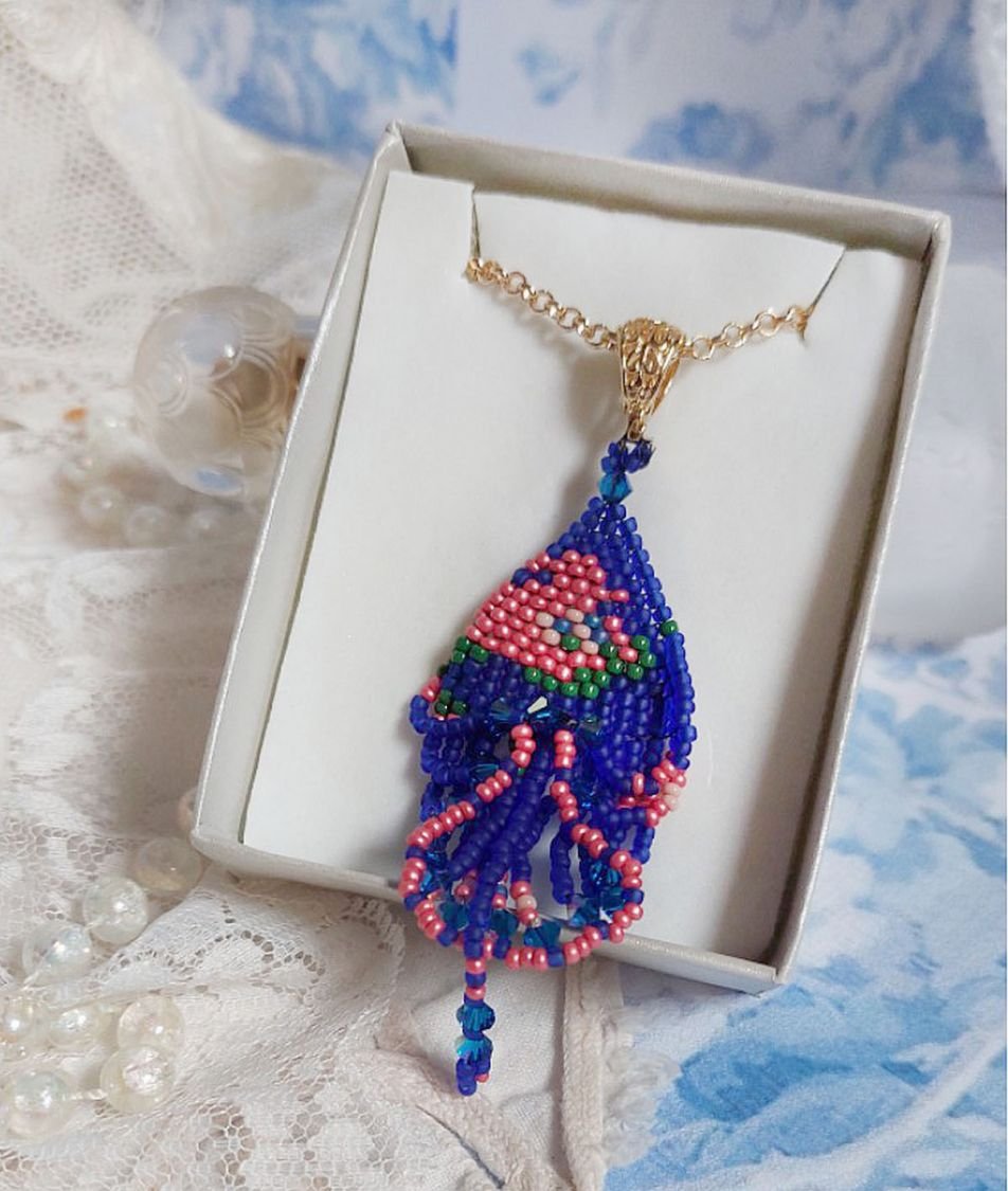 Ciondolo Bel'Nuit Bleue creato con perline giapponesi di alta qualità, cristalli Swarovski e accessori placcati oro