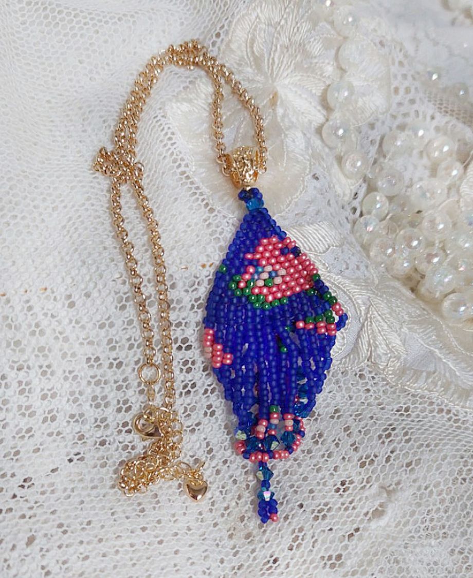 Ciondolo Bel'Nuit Bleue creato con perline giapponesi di alta qualità, cristalli Swarovski e accessori placcati oro