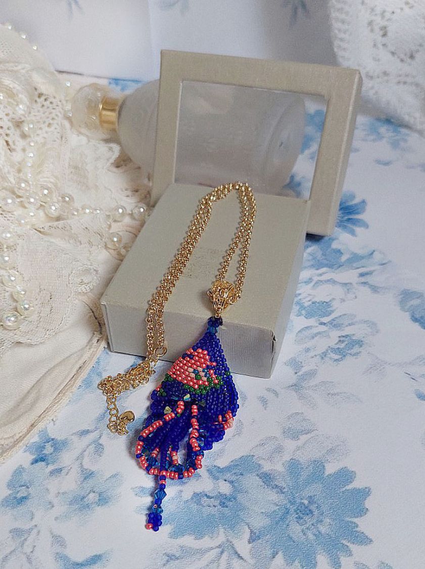 Ciondolo Bel'Nuit Bleue creato con perline giapponesi di alta qualità, cristalli Swarovski e accessori placcati oro