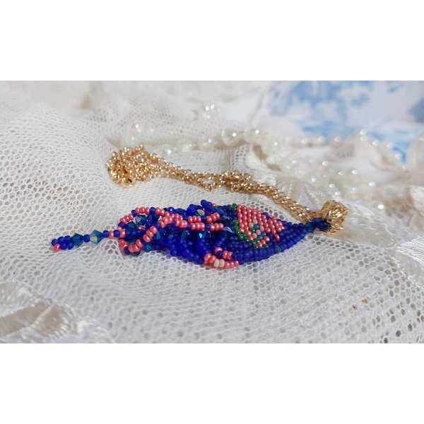 Ciondolo Bel'Nuit Bleue creato con perline giapponesi di alta qualità, cristalli Swarovski e accessori placcati oro