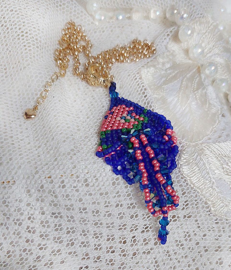 Ciondolo Bel'Nuit Bleue creato con perline giapponesi di alta qualità, cristalli Swarovski e accessori placcati oro